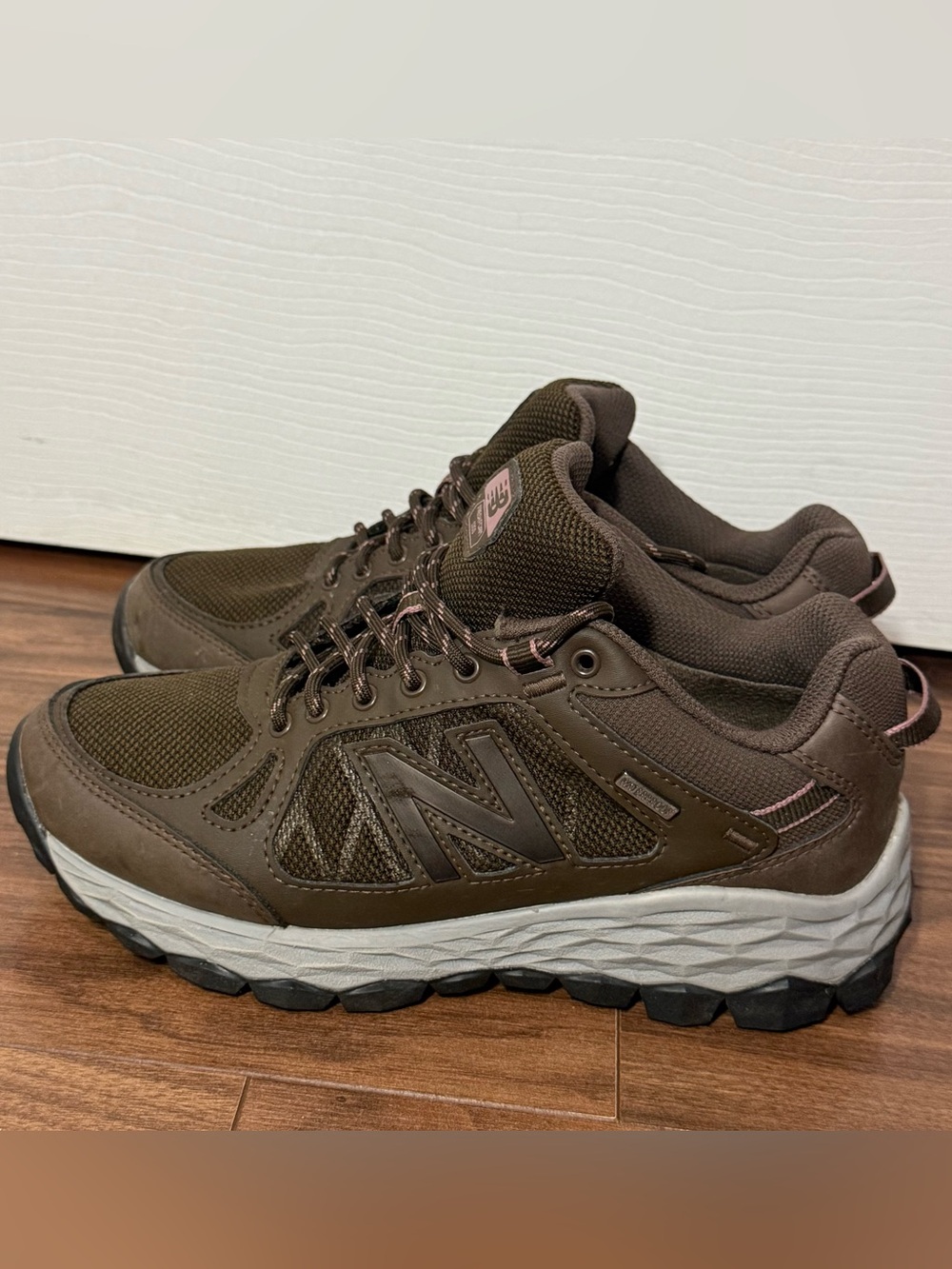 New Balance 1350 Womens Waterproof Fresh Foam Hiking Shoes Chocolate Brown Sze 6